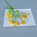Künstlicher gelber Gänseblümchen-Zweig mit mehreren Blütenköpfen und grünem Laub - Dunkelgelb