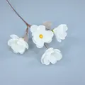 Künstlicher weißer Magnolienzweig mit vier Blüten und realistischen braunen Stielen - Weiß