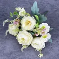 Bouquet di peonie artificiali con rose bianche e foglie verdi su uno sfondo grigio - Bianco