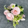 Bouquet di peonie artificiali rosa con bacche bianche e foglie su uno sfondo scuro - Rosa Chiaro
