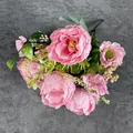 Bouquet di peony artificiali rosa con foglie verdi su sfondo di tessuto grigio scuro - Rosa scuro