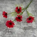 Künstlicher 5-köpfiger roter Gänseblümchen-Seidenblumenzweig mit Blättern für Deko - Rot