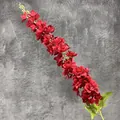 Künstlicher Delphinium-Zweig in Rot mit Seidenblüten und grünen Blättern für Dekoration - Rot