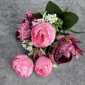 Ramo artificial de rosas de seda en rosa y púrpura con hojas verdes sobre tela gris - Rojo
