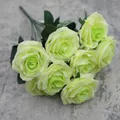 Mazzo di rose artificiali verde chiaro a 8 teste con foglie su sfondo in pietra - Verde