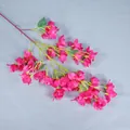Gros plan de bougainvilliers artificiels en soie magenta avec des pétales réalistes - Rouge Rose