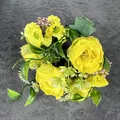 Bouquet di fiori artificiali con peonie di seta giallo brillante e foglie verdi - Giallo
