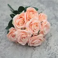 Mazzo di 9 rose finte in seta rosa champagne su uno sfondo grigio materico - Nudo