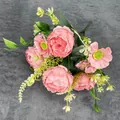 Bouquet di peonie rosa con piccole margherite e foglie verdi per decorazioni casa - Rosa Champagne