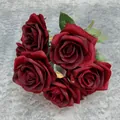 Bouquet artificiale con cinque rose in velluto rosso scuro vintage e foglie verdi - Acacia Rose (Wine Red)