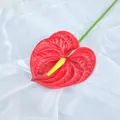 Fiore di anturio rosso artificiale a forma di cuore su sfondo di seta bianca - Rosso