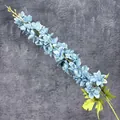 Tige de delphinium artificiel bleu élégant avec pétales en soie et feuilles vertes - Bleu Brume