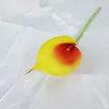 Künstliche Callas Lilie mit gelb-orangefarbenem Farbverlauf und grünem Stiel - Rotes Herz-A