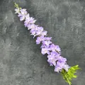 Branche de dauphinelle artificielle violette avec des feuilles vertes réalistes - Violet Clair
