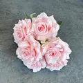 Künstlicher Blumenstrauß mit mehreren rosa Rosen und grünen Blättern für die Dekoration - Rosa
