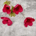 Flores de amapola de seda roja artificiales de 4 cabezas sobre fondo de cemento gris - Rosa Roja