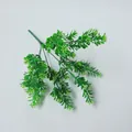 Hierba de Milán artificial con pequeños capullos de flores blancas decorativa - Verde perenne