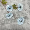 Tallo de peonía artificial azul claro con cuatro flores realistas y hojas verdes - Azul