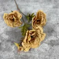 Vintage Karamel-Seidenranunkel mit drei Blütenköpfen und grünen Blättern für Hochzeitsdeko - Mehrkopf Einzelstiel / Hellkaffee