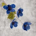 Künstlicher blauer Mohnzweig mit vier naturgetreuen Seidenblumenköpfen und Blättern - Saphirblau