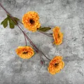 Flor de ranúnculo artificial naranja con pétalos en capas y hojas verdes frescas - Naranja