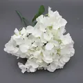 Bouquet di ortensie bianche artificiali con 5 steli e foglie verdi per matrimoni - Bianco Con Foglie