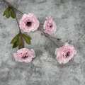 Rama de peonía artificial rosa de 4 cabezas con hojas verdes sobre fondo gris mate - Rosa