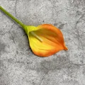 Künstliche Callas mit gelb-orangem Farbverlauf für die stilvolle Heimdekoration - Sonnenuntergangsrot