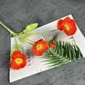 Papaveri artificiali arancioni con tre fiori e un bocciolo su sfondo in tessuto grigio - Rosso Arancio