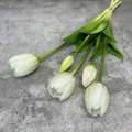Kunstmatig wit tulpenboeket met hydraterende textuur en vijf realistische bloemhoofden - Wit