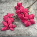 Lebensechter künstlicher Magnolienzweig in Rosarot mit fünf seidigen Blütenköpfen - Rosenrot
