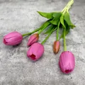 Roze kunsttulp boeket met realistische zijden bloembladen en groene stelen - Paarsrood