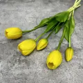Boeket van 5 gele kunsttulpen met realistische textuur en binding van rustiek jutetouw - Geel