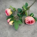Rosafarbener künstlicher Rosenzweig im europäischen Stil mit zwei offenen Blüten - Rosa