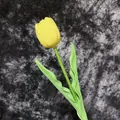 Einzelne lebensechte gelbe PU-Tulpe mit realistischer Textur für Fotografie und Deko - Gelb