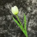 Einzelne weiße künstliche PU-Tulpe mit realistischer Textur und grünen Blättern - Hellgrün