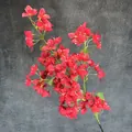 Tallo de buganvilla de seda roja con hojas verdes sobre fondo gris con textura - Rojo