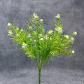 Kunstboeket met groene bladeren en kleine gele, blauwe en witte bloemen voor decor - Blauwe Bloem