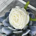 Künstlicher Rosenkopf aus weißem Satin mit grünen Blättern für die Hochzeitsdekoration - Weiß