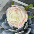 Cremeweißer künstlicher Rosenkopf mit rosa Kanten und realistischen grünen Blättern - Rosa Rand