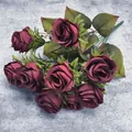 Bouquet artificiel avec roses rouge foncé, fougères et baies sur fond de pierre grise - Rose / Rouge Foncé