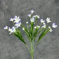 Künstlicher 7-Gabel Orchideenstrauß mit blau-weißen Seidenblumen und grünen Stielen - Blauer Rand