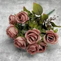 Bouquet de roses artificielles rose poudré vintage avec feuilles sur fond gris - Rose / Ambre