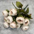 Bouquet de pivoines en soie champagne avec feuilles vertes sur fond gris texturé - Pivoine / Bleu foncé