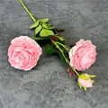 Roze kunstmatige pioenroos met twee bloemkoppen en een knop voor decoratie in huis - Roze