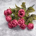 Bouquet artificiel de 10 roses en soie rose foncé avec feuilles vertes sur gris - Rose / Rose rouge