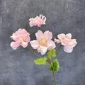 Künstlicher rosa Waldreben-Zweig mit Seidenblüten und grünen Blättern auf grauem Grund - Rosa