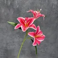 Branche de lys rose artificiel avec trois têtes 3D et une tige verte réaliste - Rouge Rose