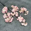 Künstlicher Kirschblütenzweig in Rosa und Weiß mit detaillierter Rindenstruktur - Dichtes Rosa