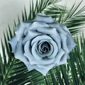 Detailstruktur eines künstlichen Seidenrosenkopfes in Staubblau für DIY-Hochzeitsdeko - Dunstblau